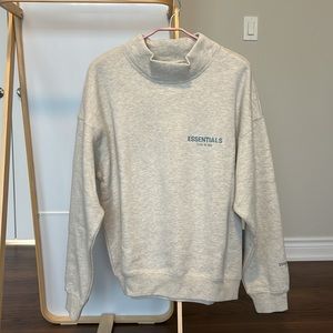 ESSENTIALS
Light Heather Oa Mock Neck Sweatshirt
